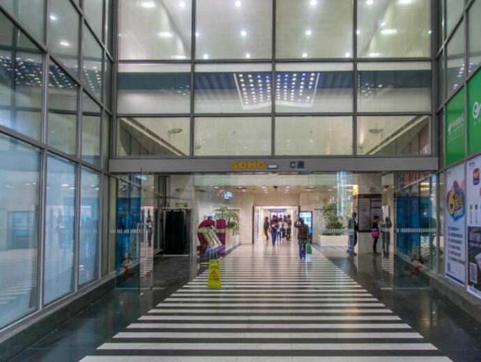 北京现代城SOHO，开发商写字楼直租010-58674996正门图